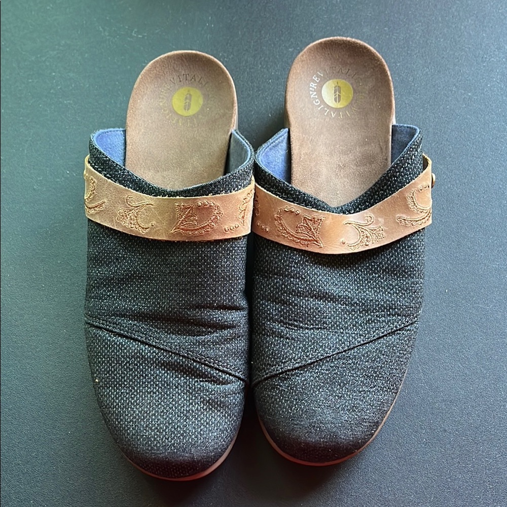 REVITALIGN Monterey Slip-On Clogs Size 9
